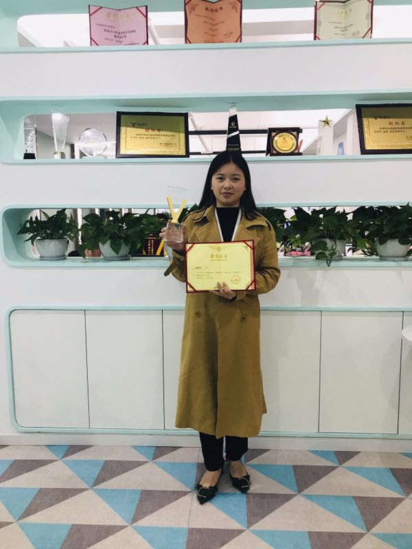 1542965082721599.jpg 个人九月销冠王及牛尼斯 余静华 1.jpg